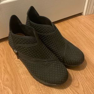 Bernie Mev Zigzag boots, fit like a size 8 1/2. Zip side, comfy sole, like new!